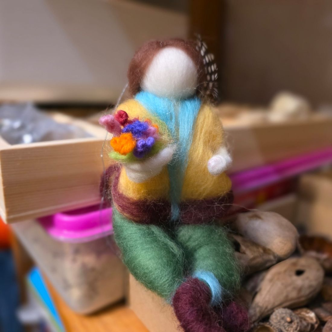 בובת צמר עם זר פרחים